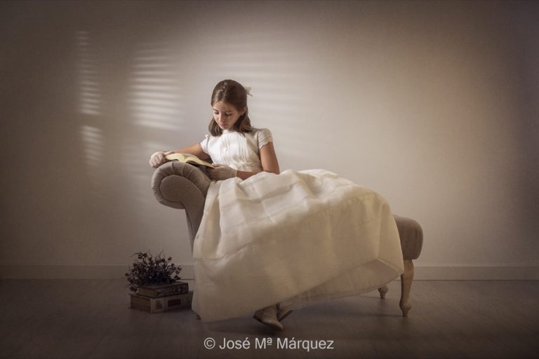 sesiones de estudio nina con vestido de comunion leyendo sentada en un chaise longe fotografo de comunion en granada 20210218102810602e413a976a1.sized  768x512