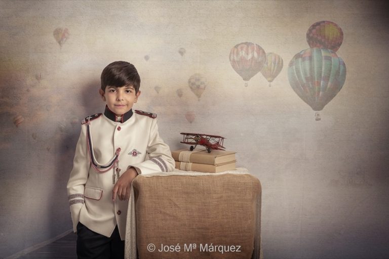 sesiones de estudio nino con traje de almirante en un fondo con globos libros y un avion rojo antiguo fotografo granada 20210218103003602e41abebb7c.sized  768x512